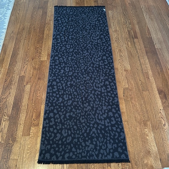 Gap Women’s Black Leopard Print Reversible Scarf - Picture 4 of 6